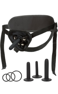 Pegging-kit med tre dildos av silikon och mjuk sele.