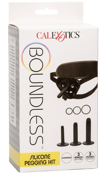 Pegging-kit med tre dildos av silikon och mjuk sele.