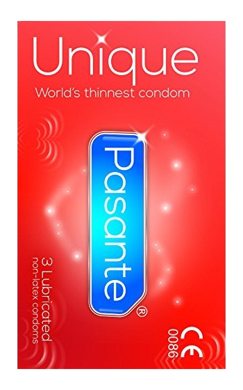 Tunn och större kondom paketerade i händigt kreditkortsformat från pasante