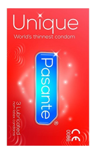 Tunn och större kondom paketerade i händigt kreditkortsformat från pasante