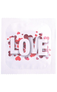 Standardkondom som utmärker sig med ett hjärtligt motiv på förpackningen