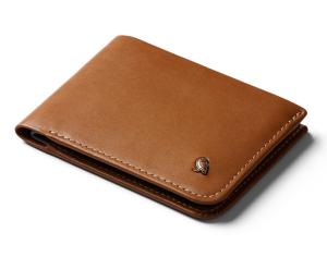 cognacsfärgad plånbok i läder med svarta detaljer från varumärket bellroy