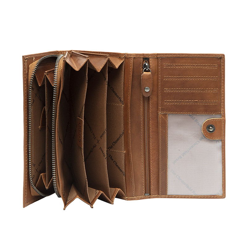 Detalj av plånboken Mirthe från the Chesterfield Brand som visar hur den ser ut när den är öppen
