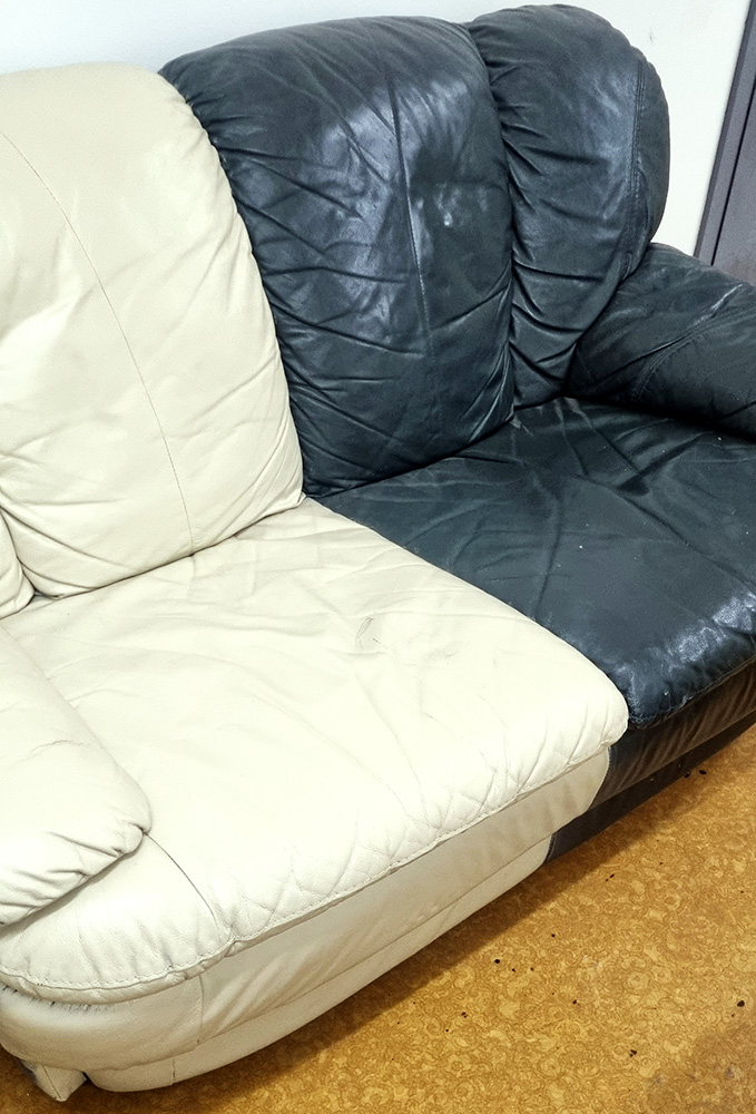 grön soffa vars ena halva färgats vit med läderfärg