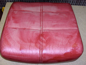 soffdyna i läder efter första lagret av läderfärg är påfört med svamp