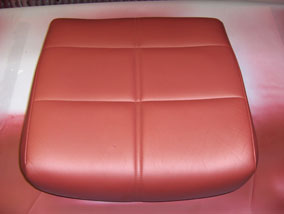 bild på omfärgad röd soffdyna i läder