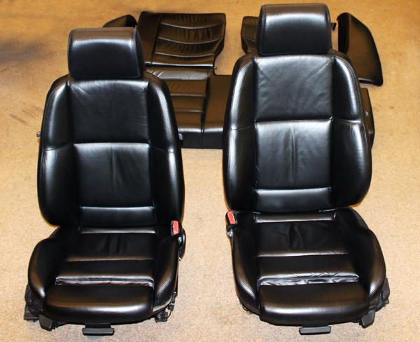 bild på två svarta bilstolar i läder efter infärgning med produkter från furniture clinic
