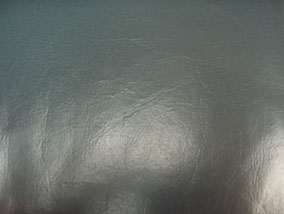 detaljbild av blå skinnsoffa efter infärgning av lädret med produkter från varumärket furniture clinic