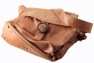 bild på blekt och sliten handväska i brunt läder före rengöring och behandling med färgat läderbalsam från varumärket furniture clinic