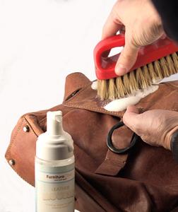 rengöring av brun handväska i läder före behandling med färgat läderbalsam från varumärket furniture clinic