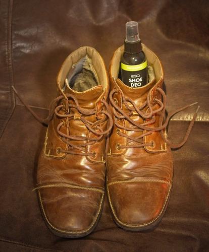 ett par slitna bruna skor med lädervårdsprodukter