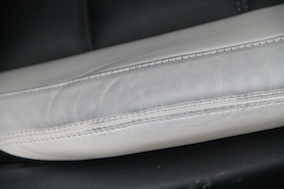 bild som visar nedsmutsad bilklädsel före behandling med Furniture Clinics Stain Remover fläckborttagningsmedel för färgfällningar