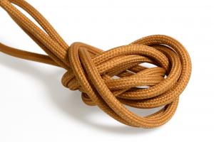 Mörk orange textilkabel. Kabeln är ojordad och finns i flera olika längder.
