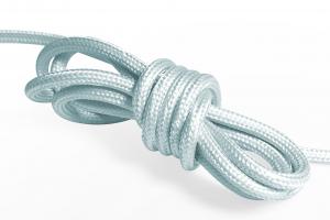Ljusblå textilkabel. Kabeln är jordad och finns i flera olika längder.