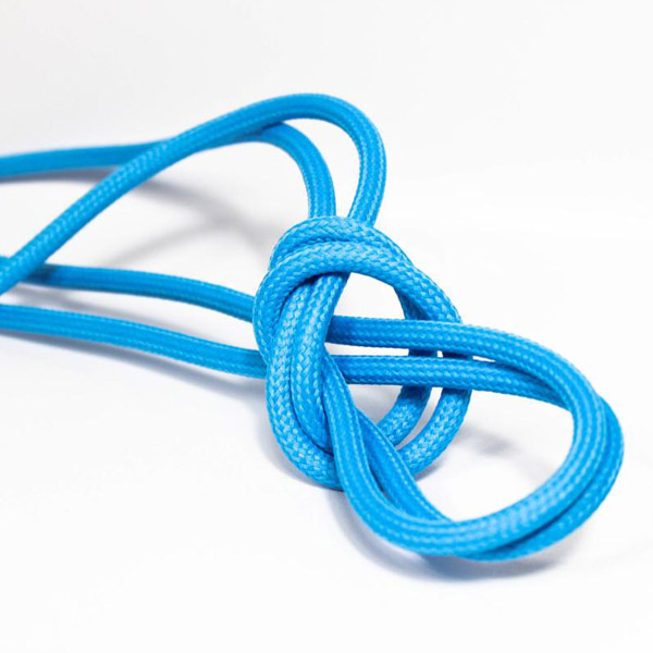 Cyanblå textilkabel. Kabeln är ojordad och finns i flera olika längder.