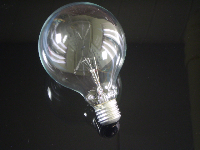 En globlampa i E27 sockel med ett 95mm klar glas, 25 watt