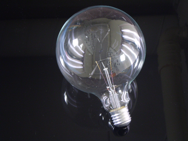 En globlampa i E27 sockel med ett 125mm klar glas, 60 watt
