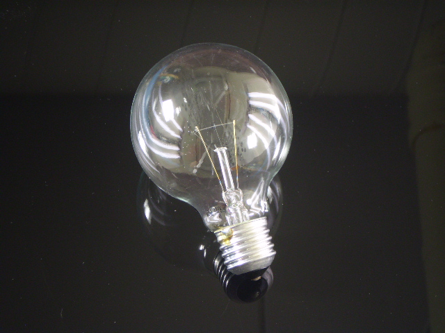 En globlampa i E27 sockel med ett 80mm klar glas, 60 watt