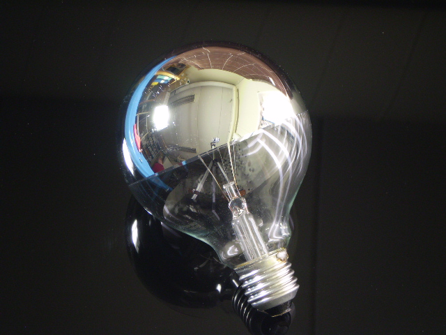 En globlampa i E27 sockel med ett 95mm toppförspeglad silver, 60 watt