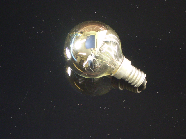 En klassisk glödlampa E14 som är toppförspeglad i silver, 25W
