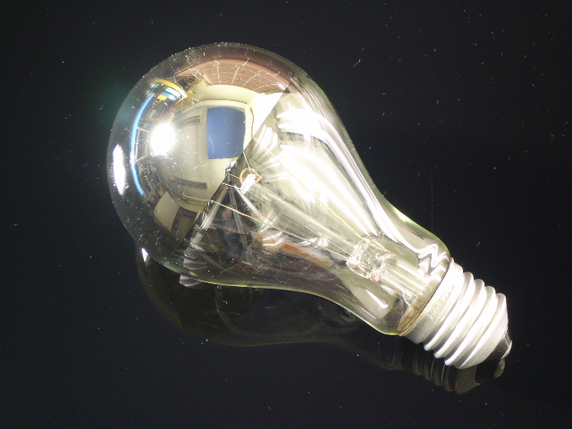 En klassisk glödlampa E27 som är toppförspeglad i silver, 100W
