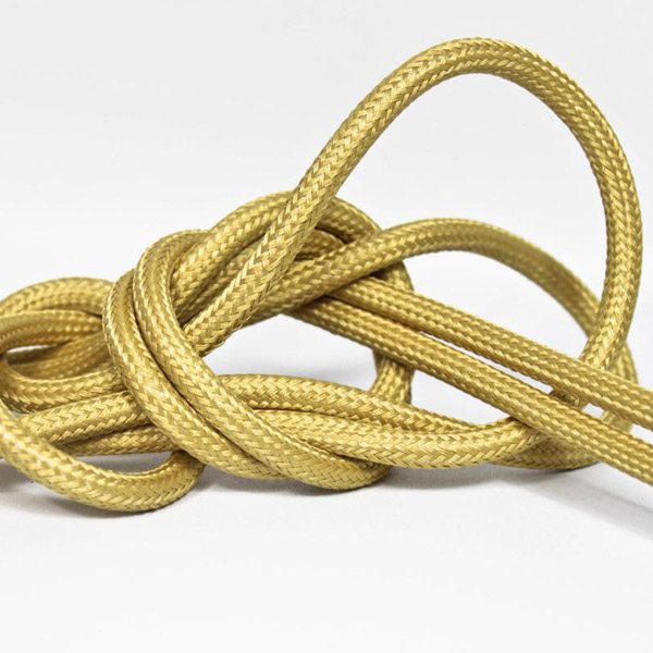 Guldfärgad textilsladd ojordad kabel. Finns i flera olika längder.