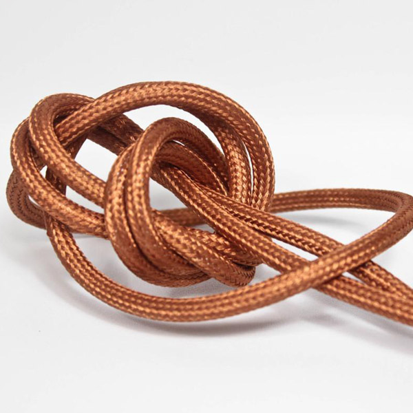 Kopparfärgad textilsladd ojordad kabel. Finns i flera olika längder.