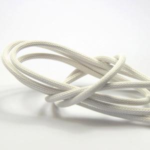 Krämvit textilkabel. Kabeln är ojordad och finns i flera olika längder.