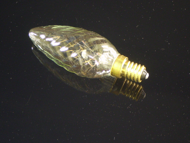 Ett klassisk kronljus E14 i ett vridet klar glas, 15W