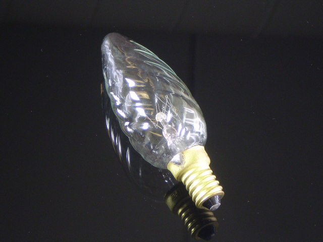 Ett klassisk kronljus E14 i ett vridet klar glas, 25W