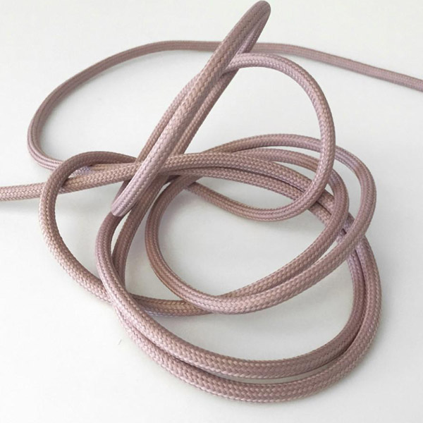 Lerfärgad textilkabel. Kabeln är ojordad och finns i flera olika längder.