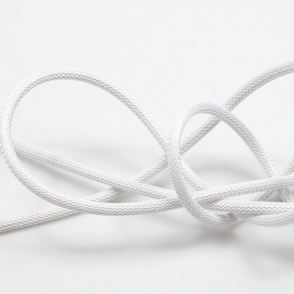 Lysande vit (nät) textilkabel. Kabeln är ojordad och finns i flera olika längder.