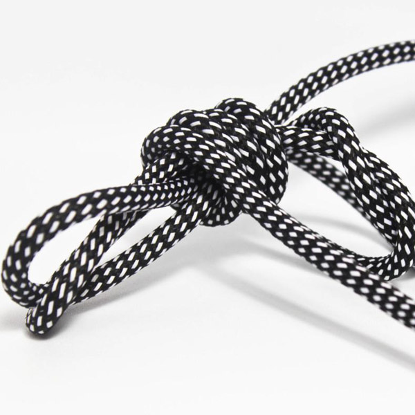 Med svart/vit textilkabel. Kabeln är ojordad och finns i flera olika längder.