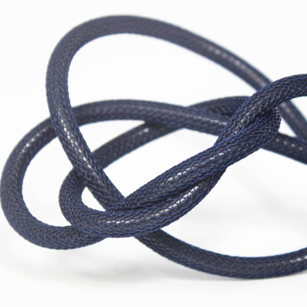 Mörkblå (nät) textilkabel. Kabeln är ojordad och finns i flera olika längder.