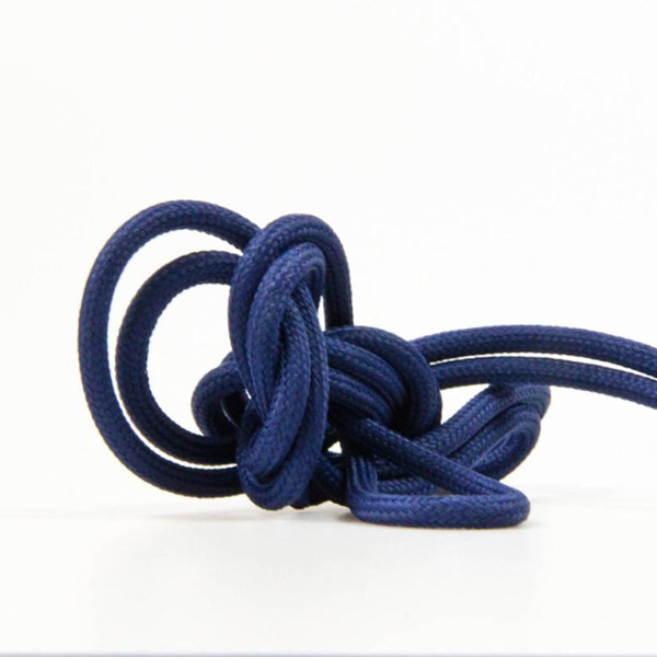 Mörkblå textilkabel. Kabeln är ojordad och finns i flera olika längder.