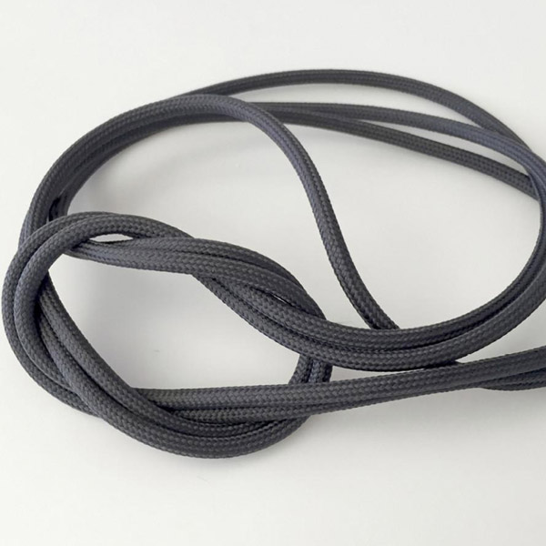 Mörkgrå textilkabel. Kabeln är ojordad och finns i flera olika längder.