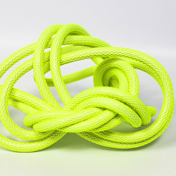 Neon gul (nät) textilkabel. Kabeln är ojordad och finns i flera olika längder.