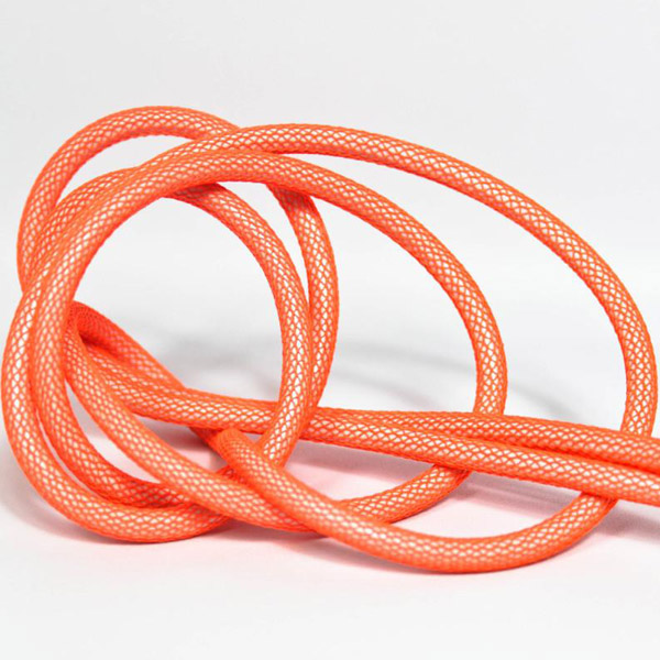 Neon orange (nät) textilkabel. Kabeln är ojordad och finns i flera olika längder.