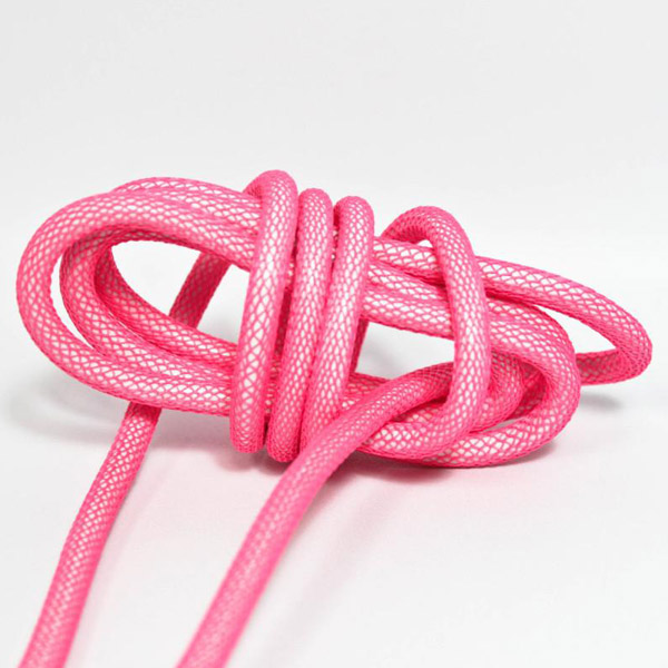 Neon rosa (nät) textilkabel. Kabeln är ojordad och finns i flera olika längder.