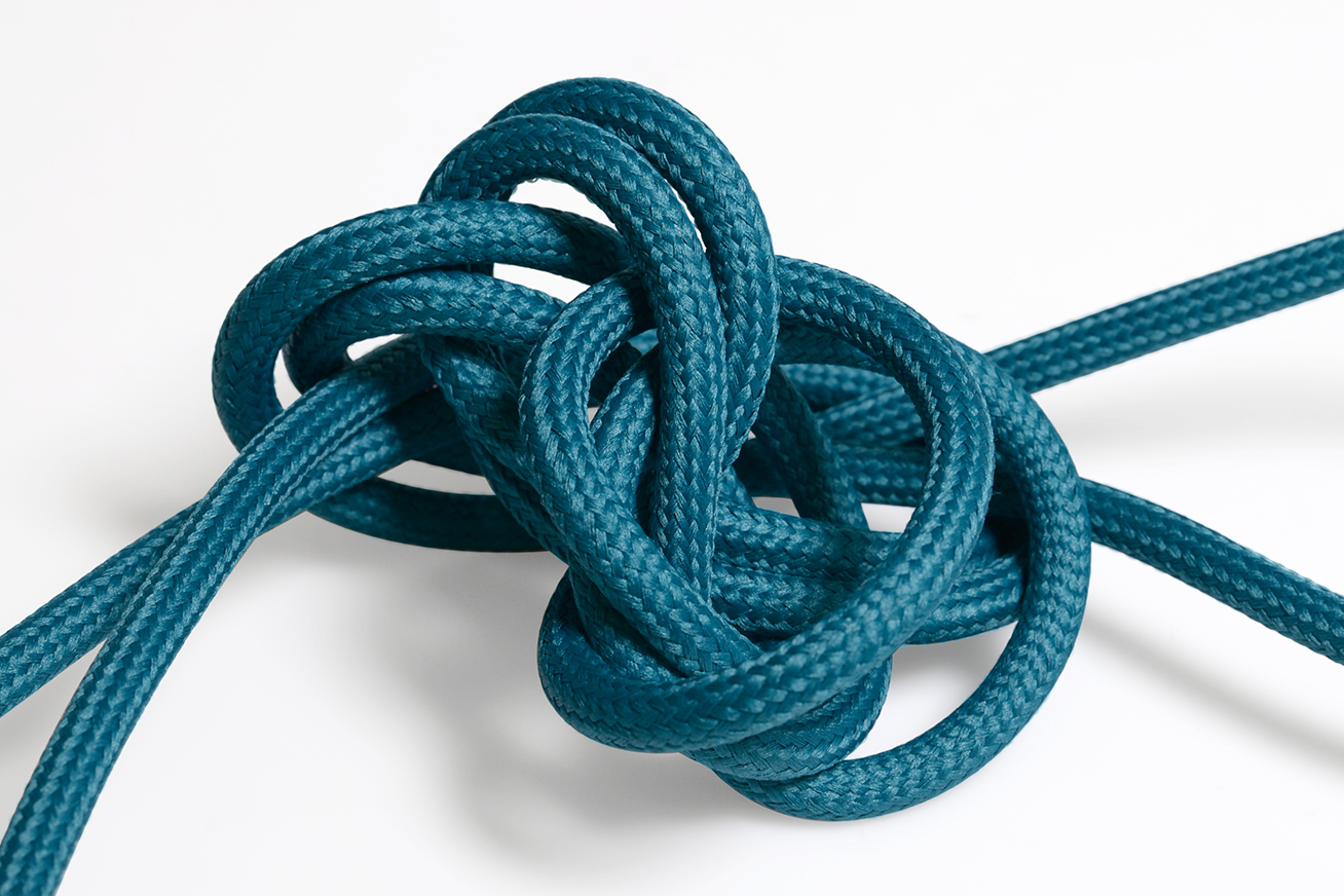 Havsblå textilkabel. Kabeln är jordad och finns i flera olika längder.