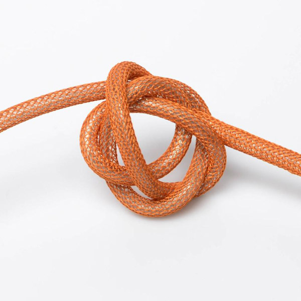 Orange (nät) textilkabel. Kabeln är ojordad och finns i flera olika längder.
