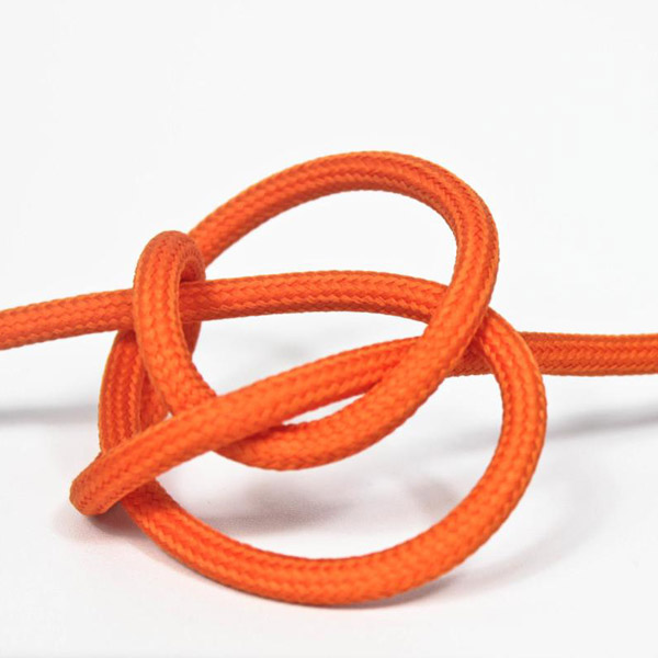 Orange textilsladd ojordad kabel. Finns i flera olika längder.