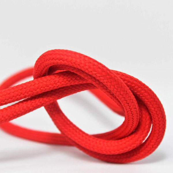 Röd textilsladd ojordad kabel. Finns i flera olika längder.