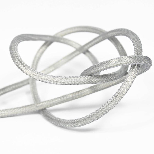 Silver (nät) textilkabel. Kabeln är ojordad och finns i flera olika längder.