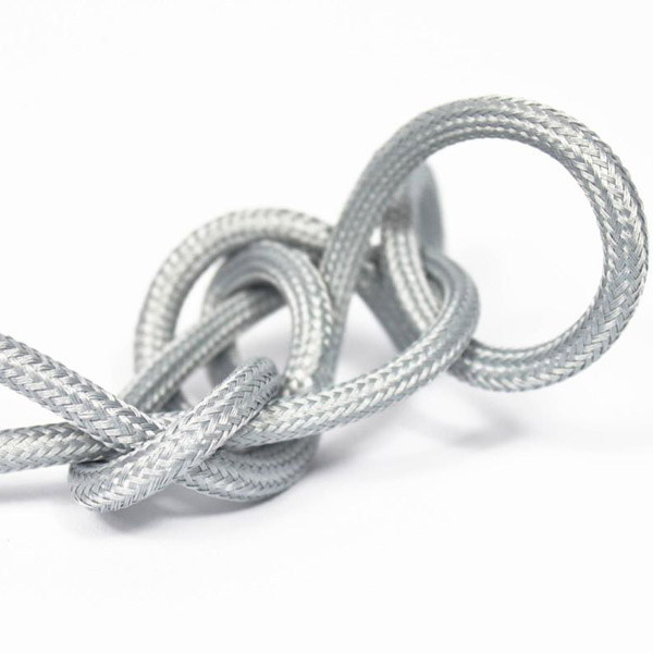 Silverfärgad textilsladd ojordad kabel. Finns i flera olika längder.