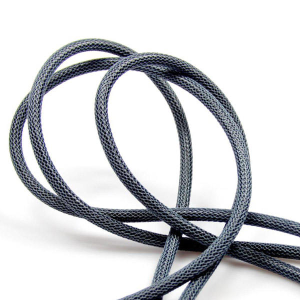 Tennfärgad (nät) textilkabel. Kabeln är ojordad och finns i flera olika längder.