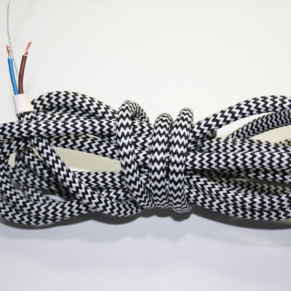 Svart/vit textilkabel även benämnd zick-zack kabel med vajer. Kommer i 3 meters bitar. Utan jordkabel.