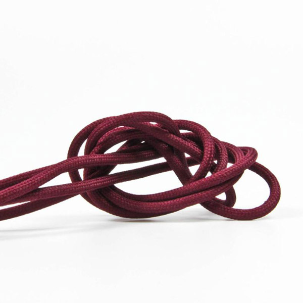 Vinröd textilkabel. Kabeln är ojordad och finns i flera olika längder.