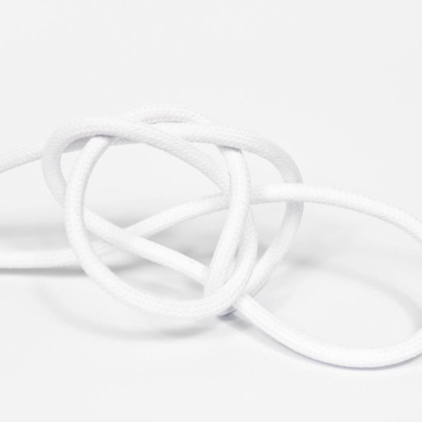 Vit textilsladd ojordad kabel. Finns i flera olika längder.