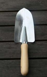 Planteringsspade galvad med trähandtag